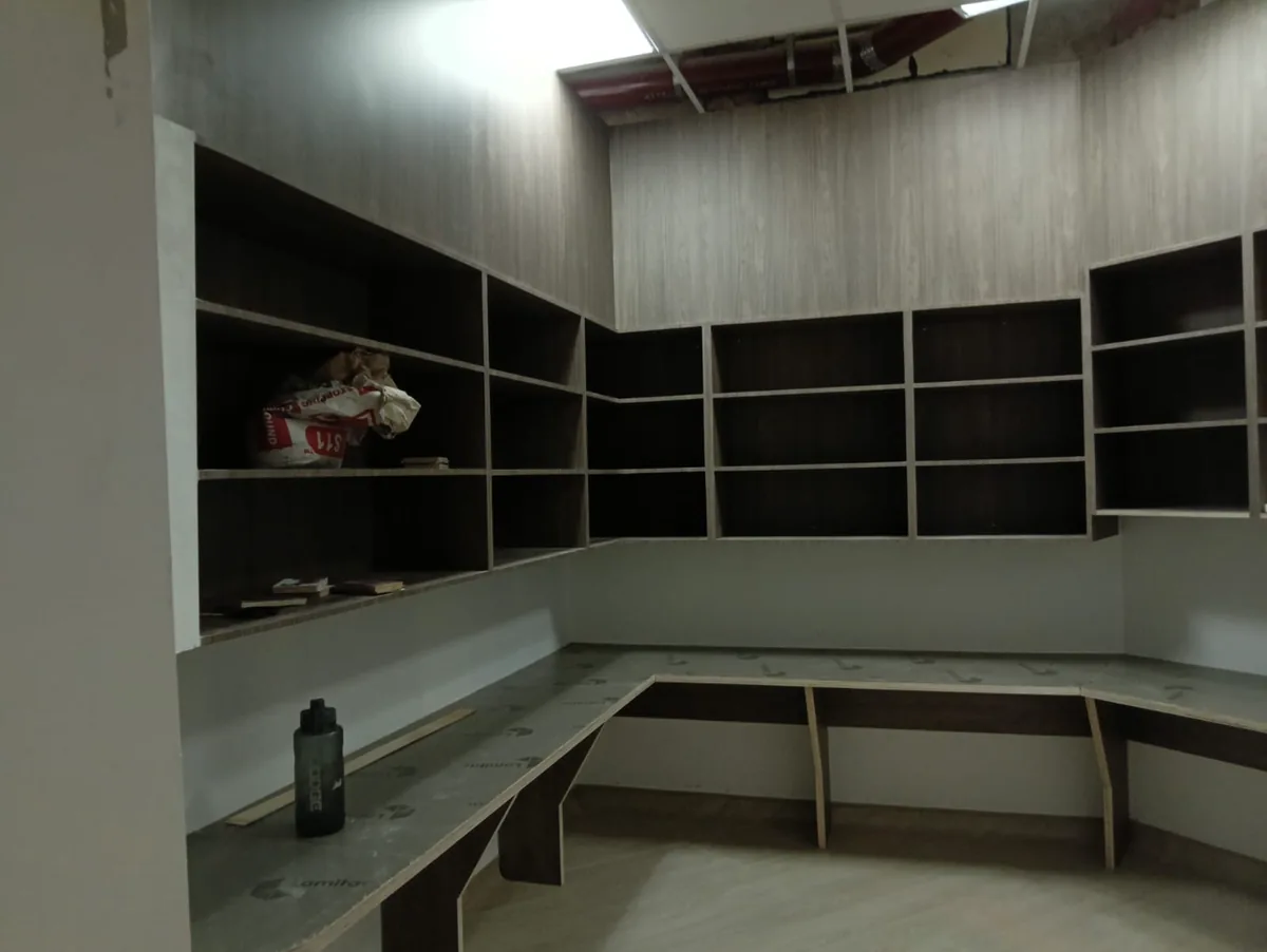 Built-in counter & shelving